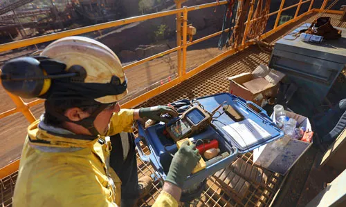 Técnico de Trymak realizando mantenimiento predictivo en planta Técnico de Trymak realizando mantenimiento predictivo en planta