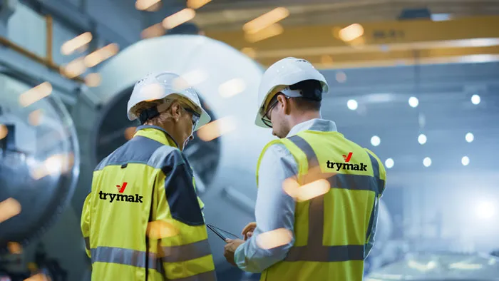 Equipo de profesionales de Trymak en planta