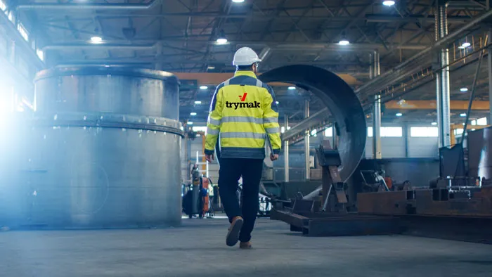 Colaborador de Trymak recorriendo una planta industrial