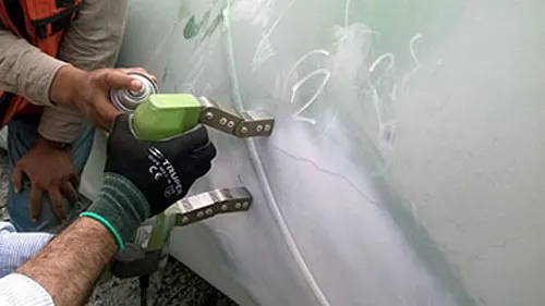 Inspección por partículas magnéticas en una pieza metálica