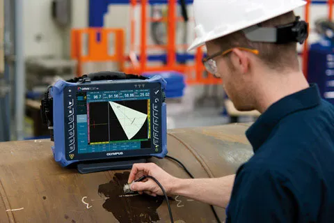 Inspección por ultrasonido industrial con palpador sobre metal
