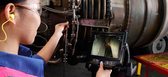 Inspección visual con videoscopio en un equipo industrial
